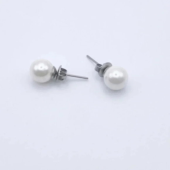 Pearl stud earring | Classic Jewelry | Waterproof Jewelry | Statement Jewelry - Picture 1 of 3